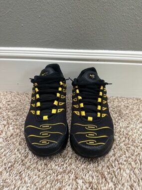 Nike Kid’s Air Max Plus Black and Yellow Athletic Sneakers